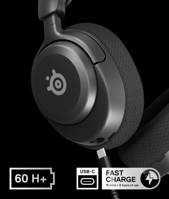 An image of Arctis Nova 5 informing about battery life and fast charge.